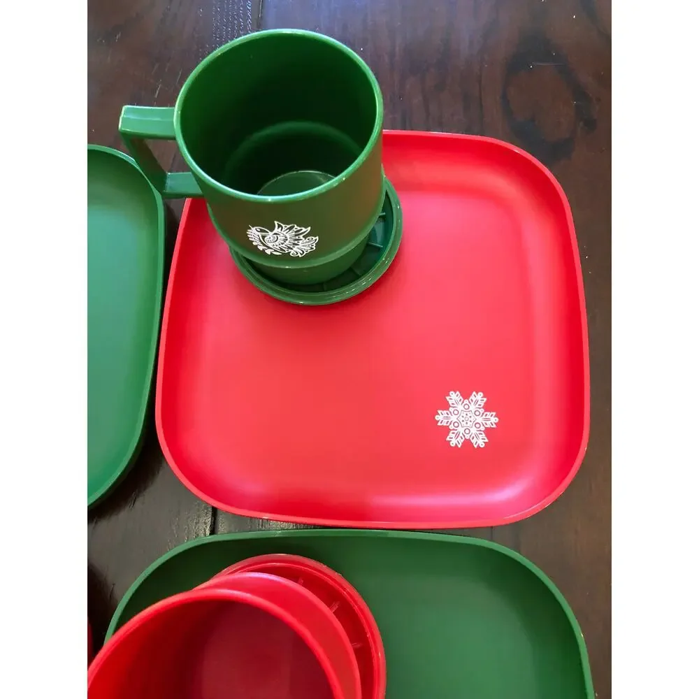 Vtg Tupperware Christmas Holiday Set - 4 Mugs w/lids 4 Plates Red Green 12 pcs